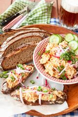 Angemachter Camembert mit Brot