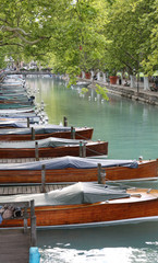 Fototapeta na wymiar boats in the navigable canal in Annecy City France