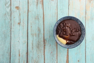 Crème au chocolat noir et blanc
