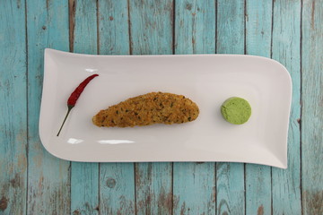 Poisson pané, beurre à l'ail et piment