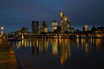 Fototapeta na wymiar Blick auf die Skyline von Frankfurt am Main in Hessen, Deutschland 