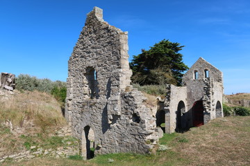 Fototapeta na wymiar Ruine de la chapelle Sainte-Anne sur l’île de Batz, en Bretagne (France)