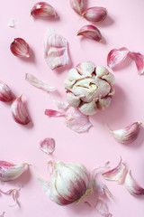 Obraz na płótnie Canvas Fresh garlic on a light pink background