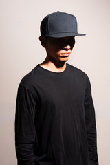 Gorra negra y buso negro