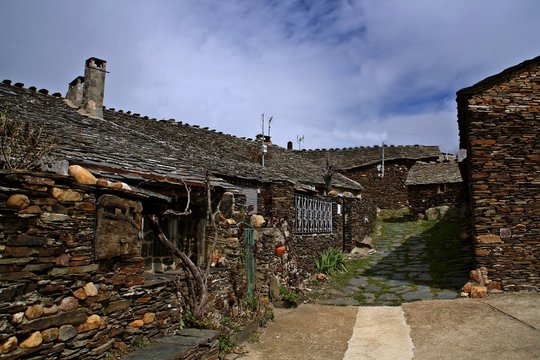 Arquitectura de los pueblos negros de Guadalajara, casas del pueblo de El Espinar. Espa&ntilde;a.