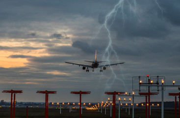 Gewitter bei der Landung auf dem Flughafen