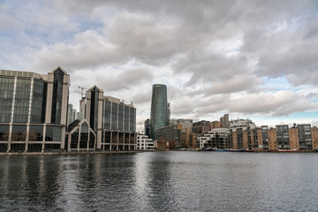 Fototapeta na wymiar Flats and houses along the banks of Canary Wharf, oversee river side apartments.
