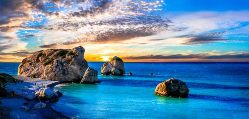 Schilderijen op glas Best beaches of Cyprus island - Petra tou Romiou over sunset © Freesurf