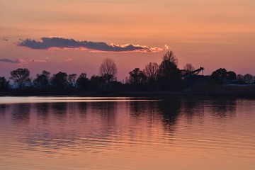 Naklejka premium sunset over the lake