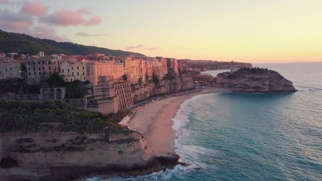 Tropea. Vista aerea della citt&agrave; italiana in Calabria. Affaccio sul mare Mediterraneo, meta turistica in Estate per le vacanze e il rilassamento nel borgo e nei villaggi.