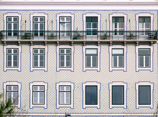 Fototapeta na wymiar sunny old facades of lisbon