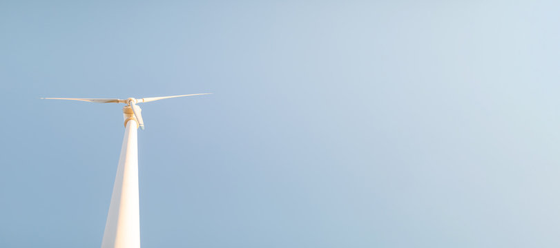 Impianto eolico, fonte di energia elettrica verde rinnovabile su una collina vicino al mare. Concetto di ecologia. Panoramica. Banner.