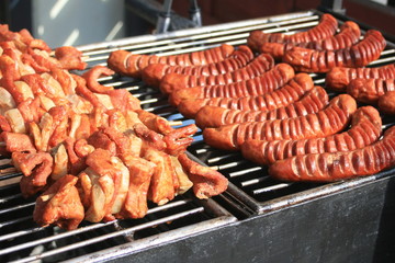Schaschlik und Würstchen auf dem Grill