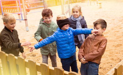 Children play in the blind man's buff