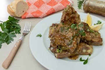Un plato de costilla de cerdo en salsa