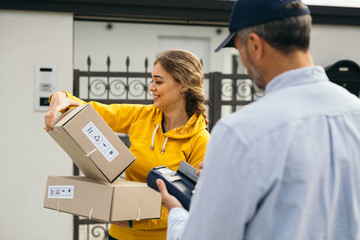 woman paying with visa card for package delivery service