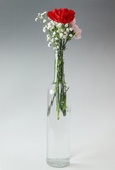 カーネーションとカスミソウの花束