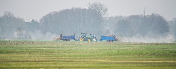 landwirtschaft traktor auf feld ackerbau