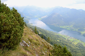 Fototapeta na wymiar View of Lake Grundlsee in the Salzkammergut region in Austria