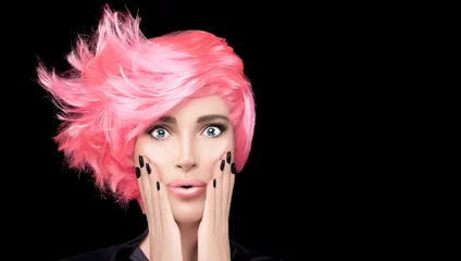  Mannequin meisje met stijlvolle roze haren. Schoonheidssalon haar kleuren concept. Kort kapsel © Casther
