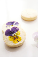 Fototapeta na wymiar vanilla cookies decorated with edible flowers 