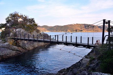 下田港の鴈島に架かる吊り橋