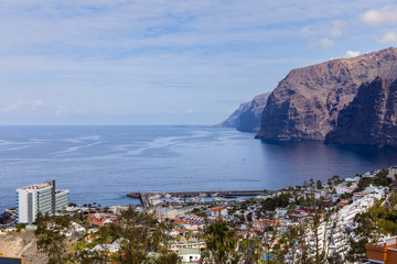 Fototapeta premium Puerto de Santiago and Los Gigantes in the background