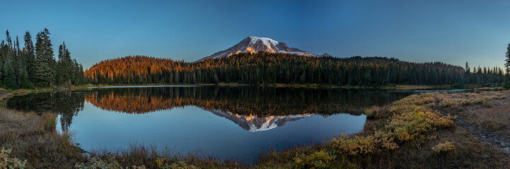 Fototapeta na wymiar Panorama of Mount Rainier and Reflection Lakes