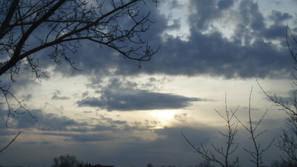 Fototapeta premium sunset, sky, sun, clouds, nature, evening, sunrise, cloud, light, landscape, dark, orange, night, water, red, sunlight, blue, summer, weather, lake, yellow, color, dawn, autumn, beautiful