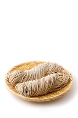 生そば　Raw soba noodles on white background.