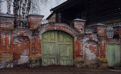 Fototapeta na wymiar Ancient gate in one of the houses in the city of Cherdyn