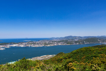 Fototapeta na wymiar 風頭から見た、五月晴れの関門海峡と関門橋と下関市街地