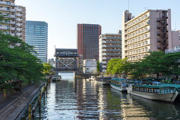 Fototapeta premium Krajobraz ze śluzą Śluza rzeki Sumida Tsukishima