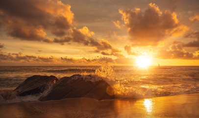 Atemberaubender Sonnenaufgang am Meer mit Person am Horizont