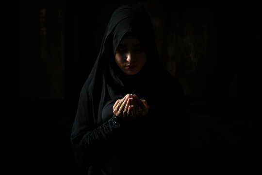 Muslim Women Sad Images – Browse 13,031 Stock Photos, Vectors, and Video
