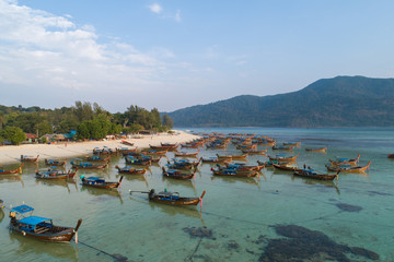 Fototapeta na wymiar Longtail boat for travel thgailand beach 