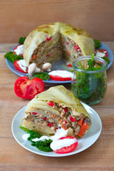 Gefüllter Weißkohl mit Gemüse und Grütze	