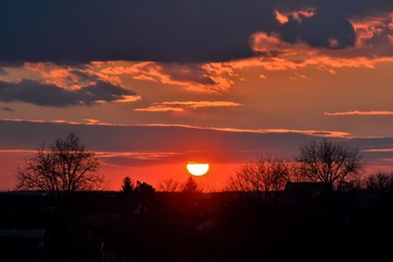 Obraz premium The sun sets down a hill