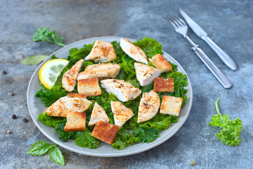 Brotsalat mit Hähnchen und Grünkohl