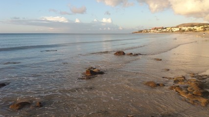 Playa a ras de suelo al amanecer