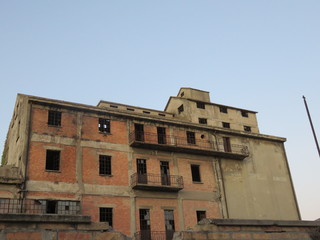 Fototapeta na wymiar Edificio abbandonato