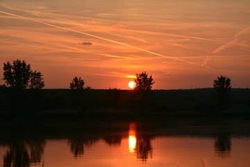 Naklejka premium a sunset on the lake