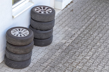 Autoreifen gestapelt im Hof