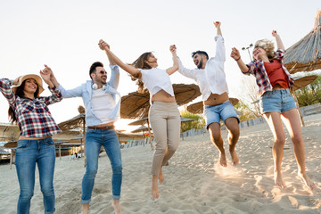 Obraz premium Group of young cheerful people bonding to each other and smiling