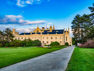 Fototapeta na wymiar Das Schloss Lednice (deutsch Eisgrub) liegt bei Lednice in Tschechien, im Okres BÅ™eclav, nahe der Ã¶sterreichischen Grenze.