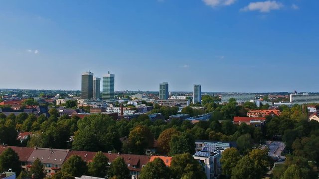 Hochh&auml;user am Horizont blauer Himmel & B&auml;ume Panorama Luftbild