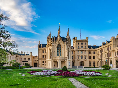 Das Schloss Lednice (deutsch Eisgrub) liegt bei Lednice in Tschechien, im Okres Břeclav, nahe der &ouml;sterreichischen Grenze.