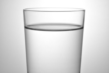 水の入ったグラス