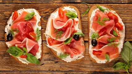 bread with cheese cream and proscuitto ham with basil