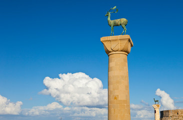 Estatuas de ciervo y venado de bronce señalando donde esturviera el Coloso de Rodas,  Puerto de...
